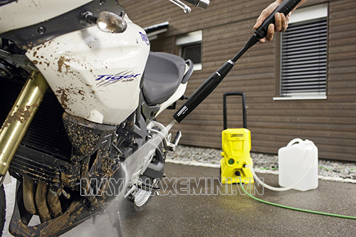 Máy phun nước áp lực cao mini giúp các gia đình tiết kiệm nhiều chi phí rửa xe