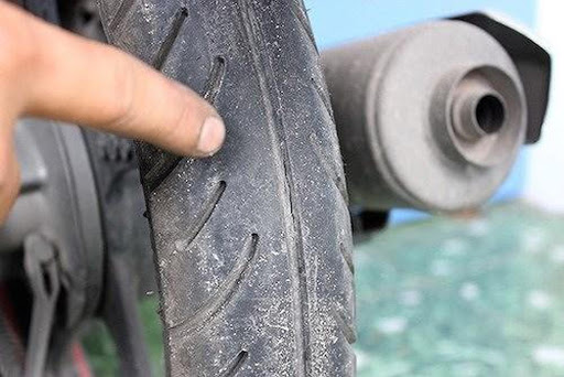 Hoa văn trên lốp bánh xe bị mờ