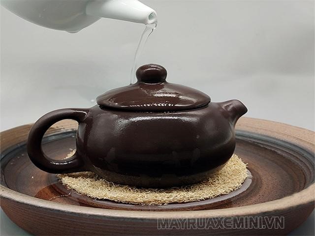 Theo nghĩa đen, lót tích có nghĩa là miếng lót ấm trà