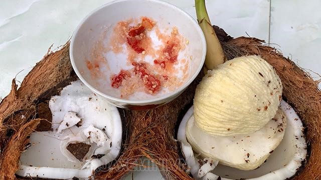 Mộng dừa lắc muối là món ăn mà người miền Tây yêu thích